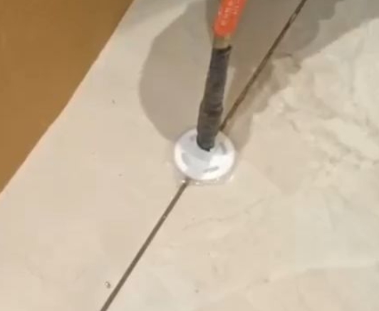 阿巴嘎旗瓷砖空鼓维修公司专业解答瓷砖在铺贴过程中，如果没有涂抹均匀到位的粘结材料（如水泥砂浆或瓷砖胶），可能会导致以下问题